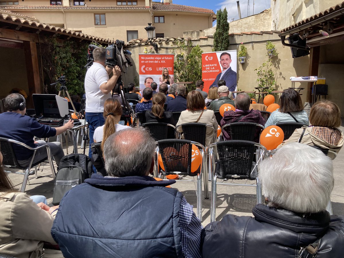 CsLaRioja's tweet photo. 🧡 Haro se libera de la oscuridad con Borja Merino.

💡 ¡Volvamos a ver las luces! #LIBERATE

@B_Merino_3 @Cs_Haro @maitepagaza https://t.co/Nkk6nCJOn9