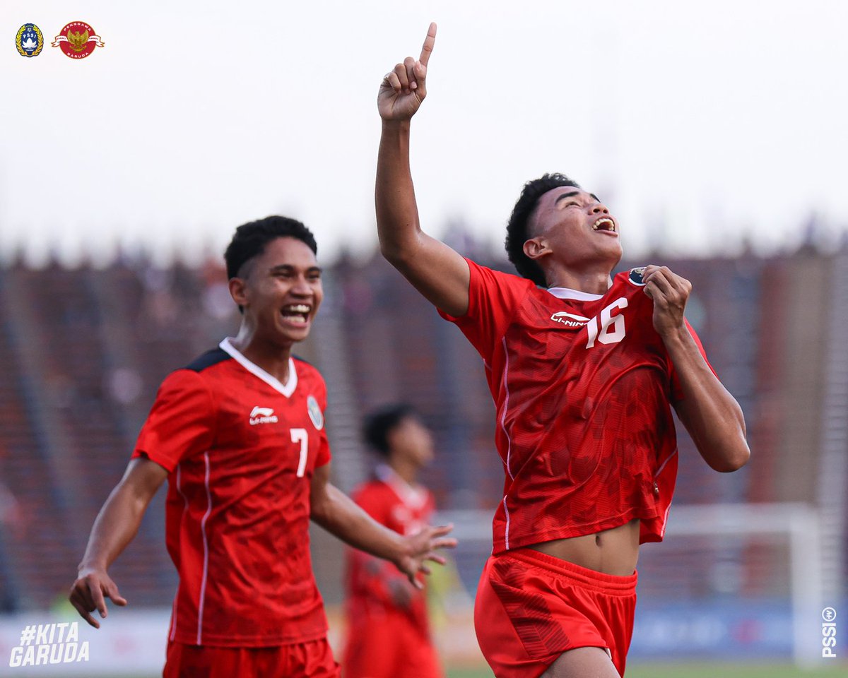 #SeaGames
FT : Indonesia 3-2 Vietnam

⚽ Komang 8'
⚽ Nguyen 53' (GBD)
🟥 Pratama Arhan 60'
⚽ Taufany 90+6'
-
⚽ Nguyen 35'
⚽ Bagas 79' (GBD)

Lolos ke final dengan 10 pemain.. 🇮🇩😭