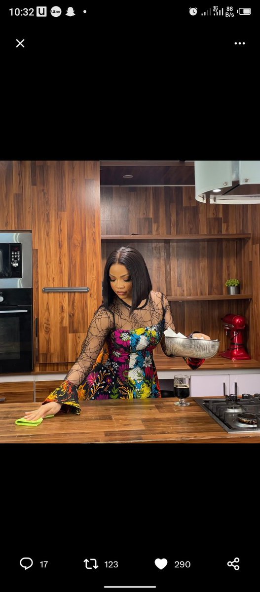 LucyAbernah's tweet image. Nengi doesn&apos;t joke with her Guinness 😂🤭
To her is like MTN #everywhereyougo