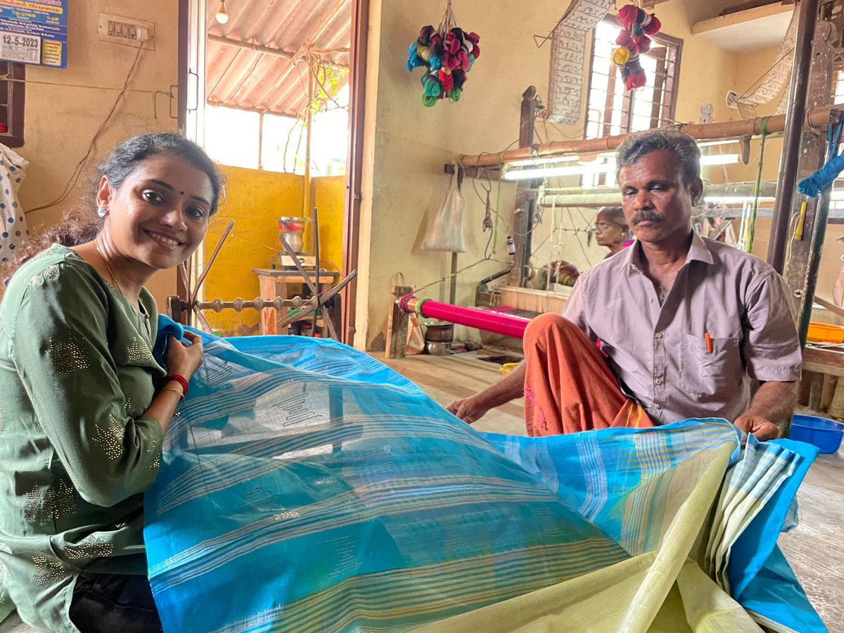 SuchitraUnni's tweet photo. It was a pleasure to meet with the President of Anakaputhur Natural fiber Women’s weavers Cluster TamilNadu, Shri C Sekar. Team @Matrangalorg is glad to be associated with the group for their products and endevours.
#womenempowerment #womenweavers #womeninbusiness #matrangal https://t.co/tKibWJep6H