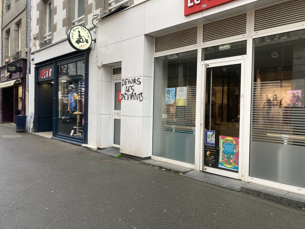 Ce matin #SaintBrieuc a été couverte de tags lgbtphobes, sexistes etc

Honte à ces militants de la haine!

Nous continuerons nos actions pour une ville ouverte où les fiertés sont célébrées et faire que chaque personne se sente libre d'être elle même.