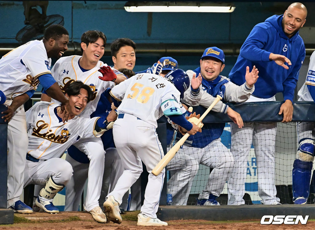 [사진] 김지찬, 올시즌 첫 홈런 모두가 축하 (출처 : OSEN | 네이버 스포츠) naver.me/GRzsvRrd