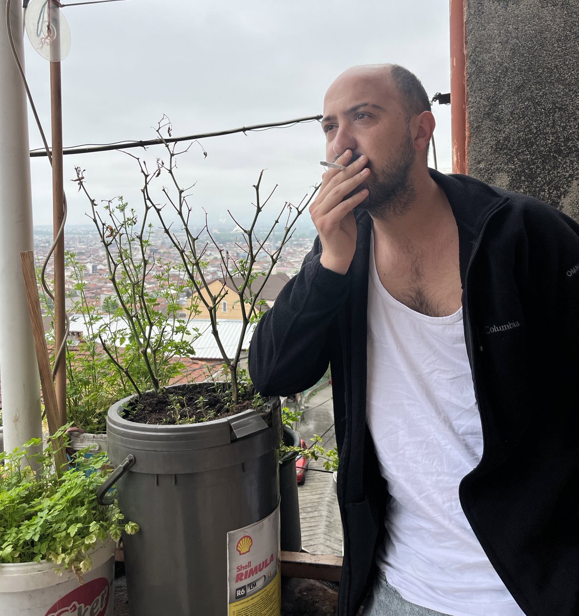 Beraber gülmeyi özlediğimiz insanlar, şimdi başkalarıyla kahkahaların dibine vuruyor.