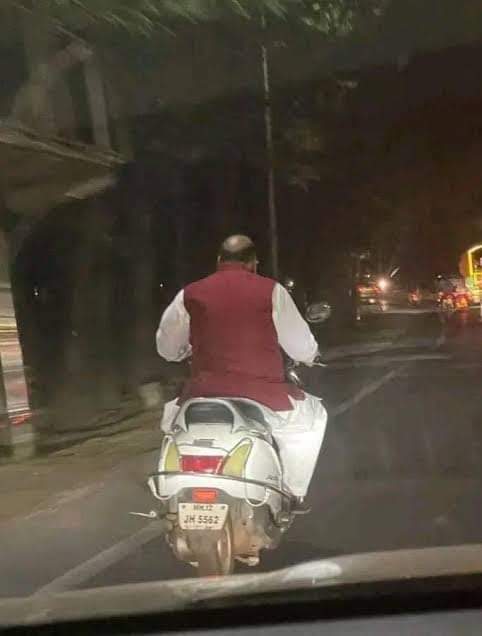 _saritathakur's tweet photo. रिजल्ट आने के बाद ये आदमी फुल स्पीड में कर्नाटक की ओर जाता देखा गया है...😅
 #karnatakaelections2023 https://t.co/i1B5I7zB2S