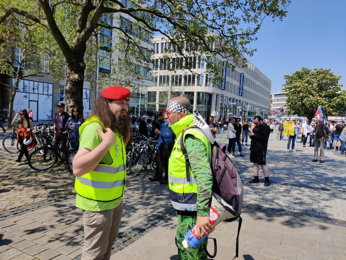 foto_kemp's tweet photo. 1303 Reza Begi verharmlost und leugnet minutenlang den Holocaust. Die #Polizei steht daneben und greift nicht ein. Begi hört erst auf, als Personen der #Querdenken Orga ihn zum aufhören bringen.
#h1503 https://t.co/zRZDWiEAYU