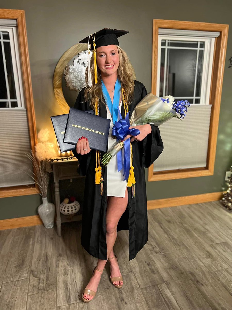 RDSBSoftball's tweet photo. We have a graduate already and she’s only a JUNIOR. Congratulations Haidyn on your graduation from Marion Tech with your Associates Degree of Art AND your Associates Degree of Science!! Keep up the great work!!
👩🎓📚🥎 #RDSB https://t.co/gsYQCXCCAa