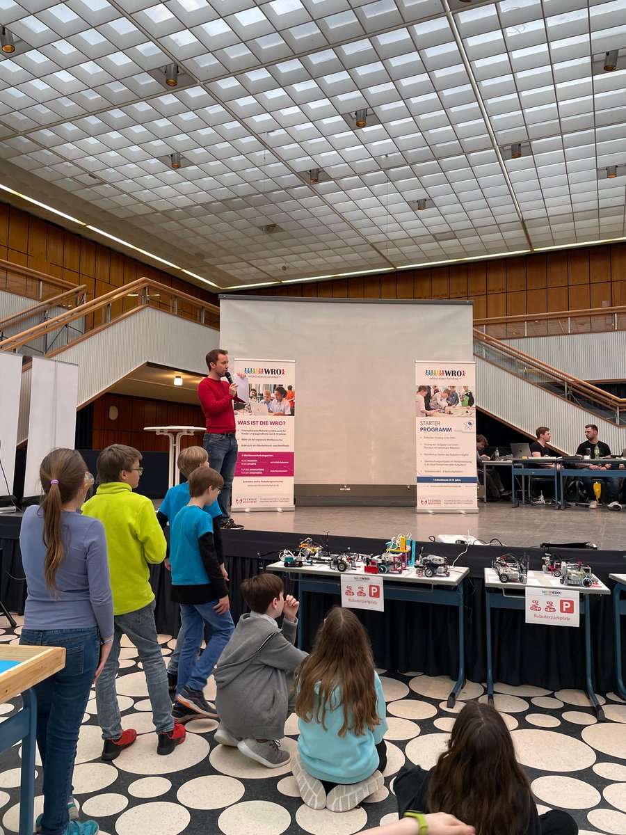 In Hassloch  werden die Teams des Starter-Programms für ihre Leistung gekürt. In wenigen Minuten beginnt die nächste Bauphase der #RoboMission. #mint #technik #bildung #robot #robotik