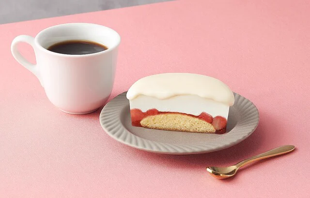 「井村屋」からショートケーキアイスが新登場！ スポンジが入り本物のケーキのよう