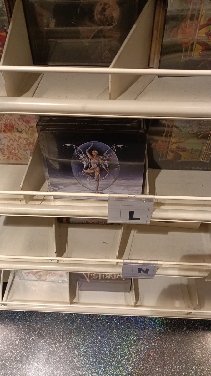 andeerbatt's tweet image. me lo compro #locas