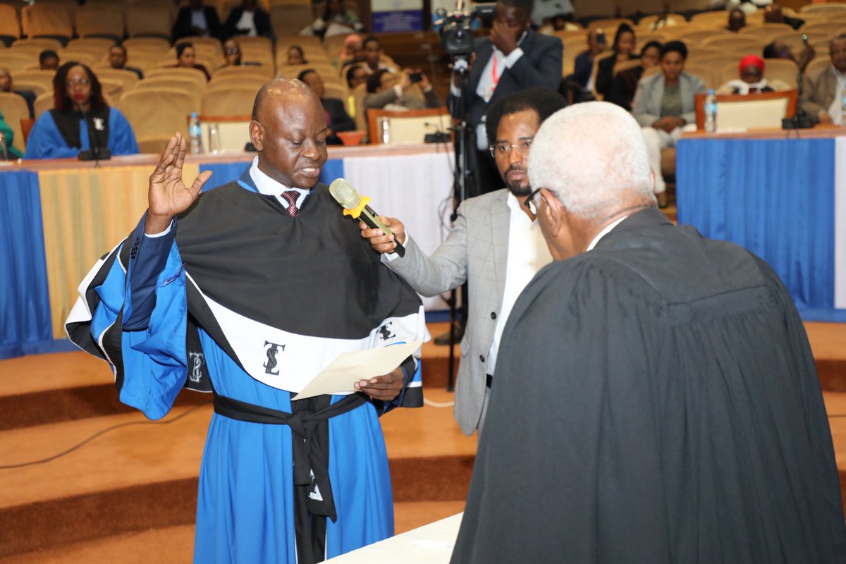 Kumbusho Dawson Kagine (@kumbushodawson) on Twitter photo Rais wa Tanganyika Law Society Tanganyika Advocate Harold Sungusia <a href="/haroldsung_/">Sungusia the Advocate</a> akila kiapo kama Rais kutumikia chama Hicho Kwa Mwaka Mmoja ujao.
Hongera sana!! Rais wa Tanganyika Law Society Tanganyika Advocate Harold Sungusia <a href="/haroldsung_/">Sungusia the Advocate</a> akila kiapo kama Rais kutumikia chama Hicho Kwa Mwaka Mmoja ujao.
Hongera sana!!