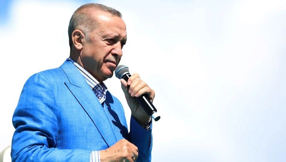 Erdoğan: 

'Joe Biden, Erdoğan’ı düşürmemiz lazım diye talimatı verdi. Yarın sandıklar, demek ki Biden’a da bir cevap verecek.'