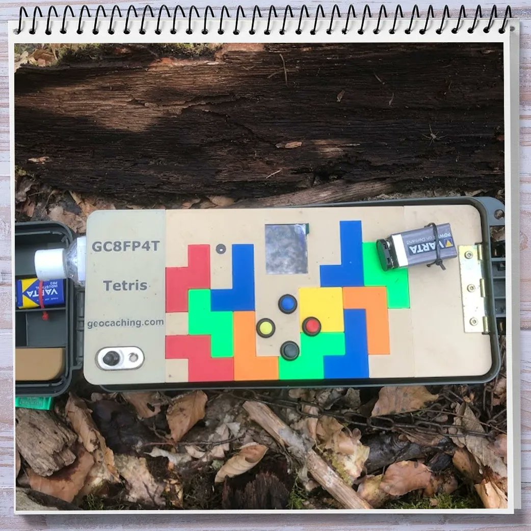 tomdcb's tweet photo. Neulich im Wald beim #Geocaching erlebte ich #Nostalgie pur.
Dank moderner Technik entwickelte ein pfiffiger Cacher einen #Tetris-Cache. 
Der Trick dabei: Er öffnete sich erst nach einer genügenden Anzahl entfernter Reihen!
@GoGeocaching @gogeocachingDE https://t.co/sgU7UR6qMr