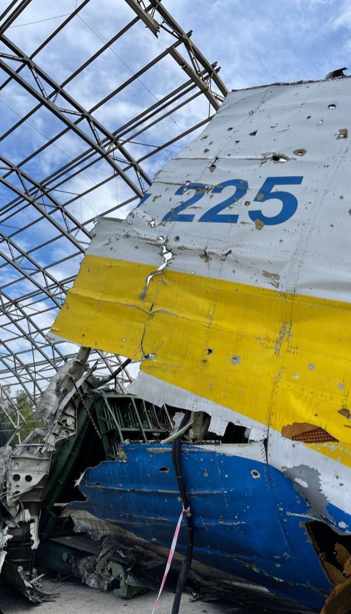 HistoryMttrs's tweet photo. #OTD #13May #Antonov225 #BuranShuttle

On Saturday 13 May 1989, a Antonov An-225 strategic airlift cargo aircraft, with the Registration CCCP-480182 at that time, makes the first carrying flight of the Buran space shuttle orbiter and components of the Energiya carrier rocket.

The Buran space shuttle program is the Russian counterpart to the American space shuttle program and this is the first space shuttle built by the Buran program.

History of this plane:

The Antonov 225, the largest plane in the world and the only one built Antonov AN-225 left the factory aerodrome in Svyatoshyn near Kyiv, Ukraine on 21 December 1989.

The Antonov 225 "Mriya" (The Dream), Registration UR-82060 is destroyed in the Battle of Antonov Airport near Kyiv, beginning of march 2022 during the 2022 Russian invasion of Ukraine.

💔 #Antonov225 #Mriya #Ukraine