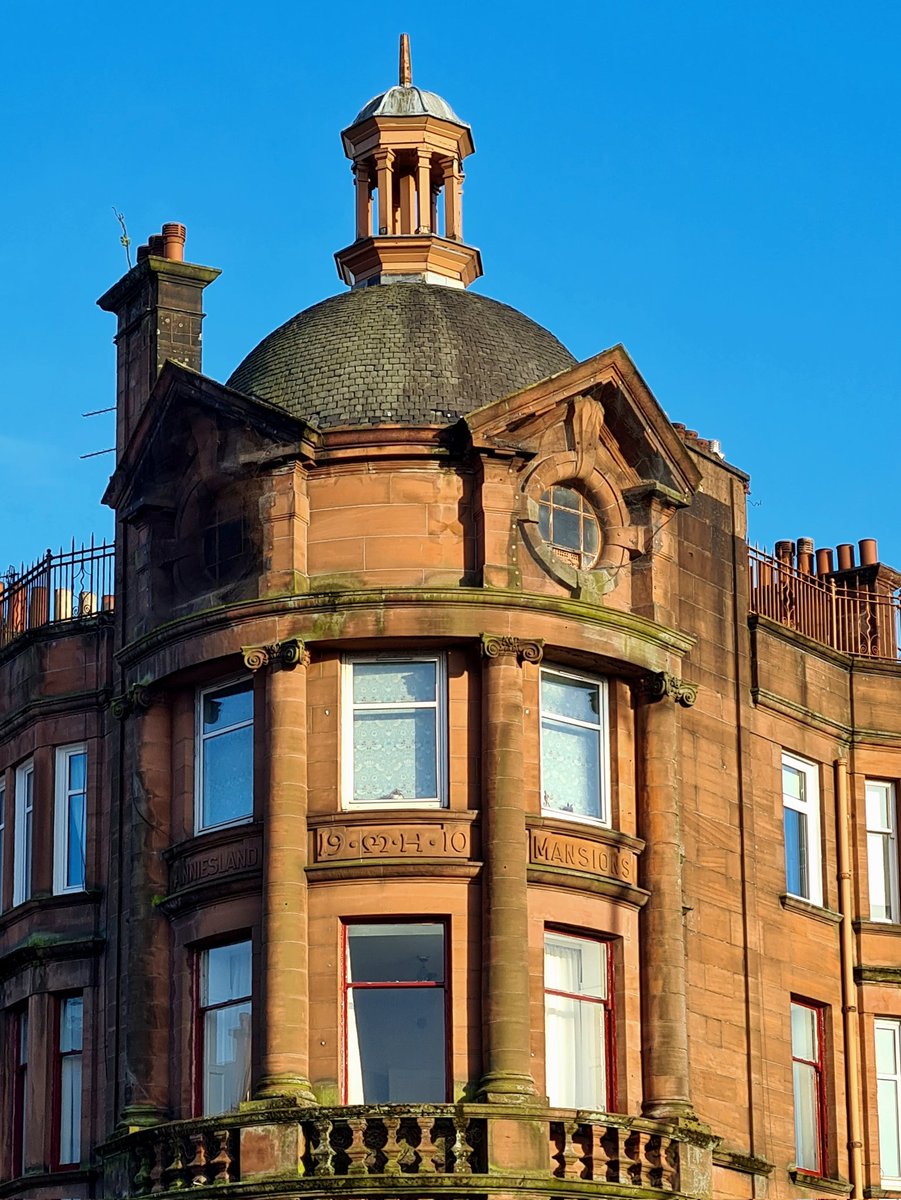 The impressive corner bay windows topped with a dome and lantern on H. Campbell's 1907 Anniesland Mansions on Crow Road in Glasgow.

#glasgow #anniesland #architecture #glasgowarchitecture #baywindow #glasgowbuidings #buildingphotography #architecturephotography