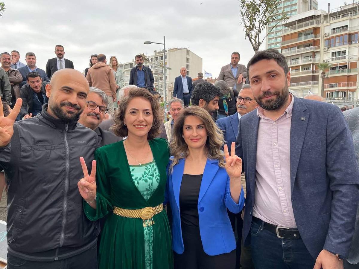 canan_kebenc's tweet photo. Yarınları birlikte kuracağız. Birlikte geliyoruz!

Em ê bi hev re siberojan ava bikin. Em bi hev re tên!

Ji mîtînga me ya Îzmîrê...

#DîsaEm https://t.co/FZ8exGaOmk