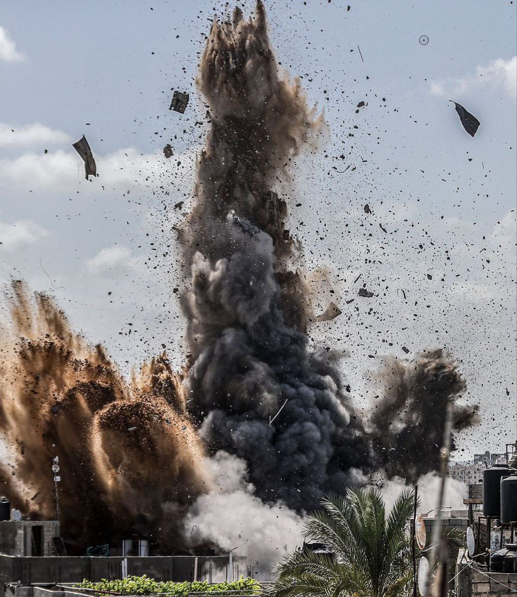 Questa non è l’Ucraina🇺🇦 e le bombe non sono russe. Questa è #Gaza🇵🇸 (sotto assedio da 20 anni per colpa dei suprematisti ebraici🇮🇱) e le bombe sono state sganciate da <a href="/netanyahu/">Benjamin Netanyahu - בנימין נתניהו</a> (accolto come un amico dalle comunità ebraiche🇮🇹) alla ricerca di consensi #Dismantle_israel_Now ✌🏾