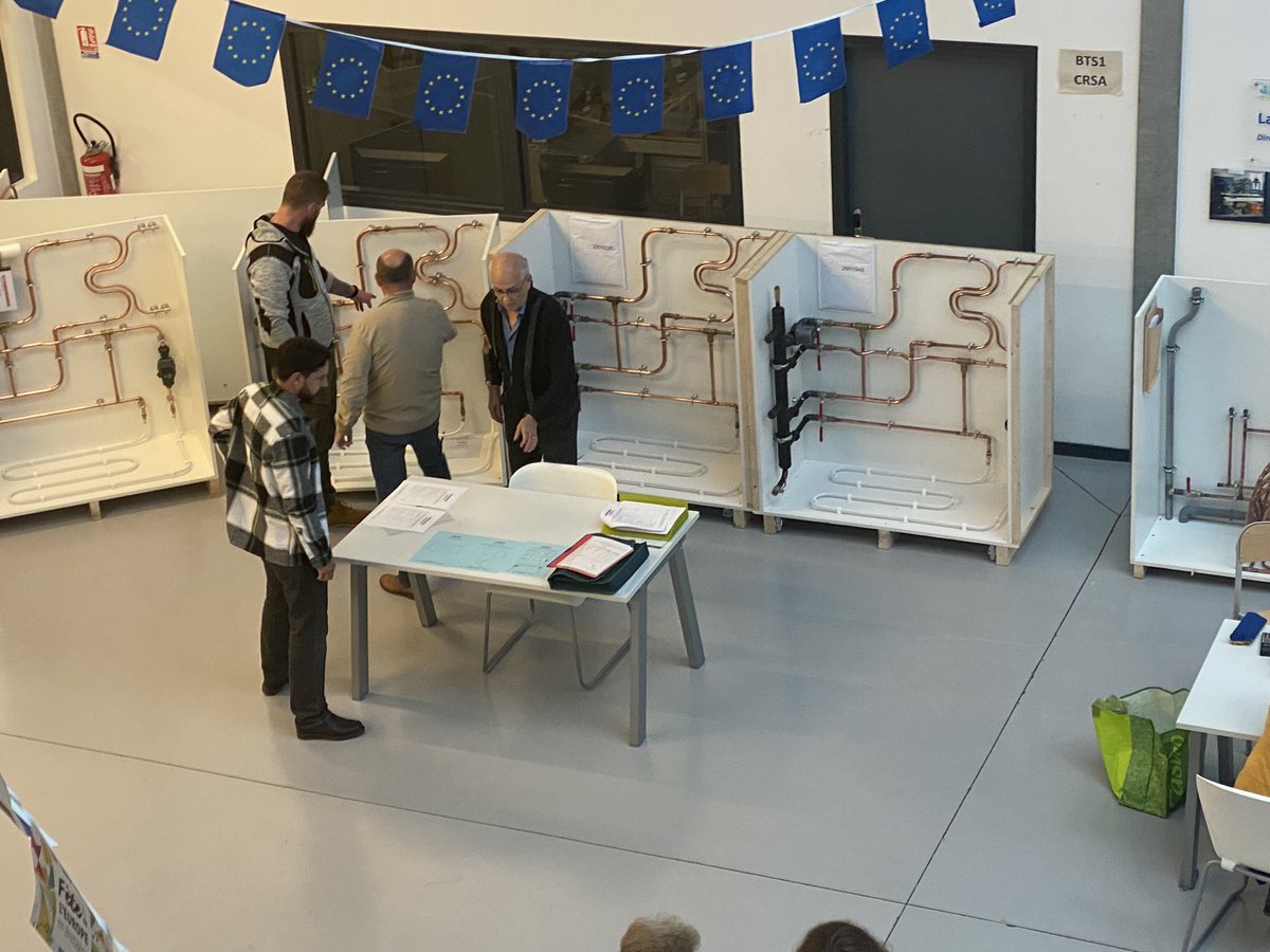 les2_rives's tweet photo. Le grand jour de la correction des épreuves régionales du concours du meilleur apprenti dans l atrium du pôle sup du lycée Saint Joseph LES 2 RIVES Landerneau. Des corrections soignées par les professionnels et bénévoles présents.
Un grand merci à eux pour leur investissement https://t.co/hxEvEMqAEj