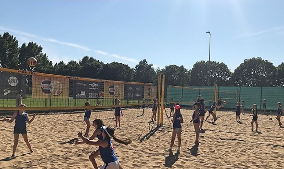 24 mei, 13:00-16:00 u: Open Beachvolleybaltoernooi voor (Goudse) basisschoolleerlingen, groepen 7&amp;8. Inschrijven via mini@vollingo.nl, met team van 4 of individueel. vol=vol.