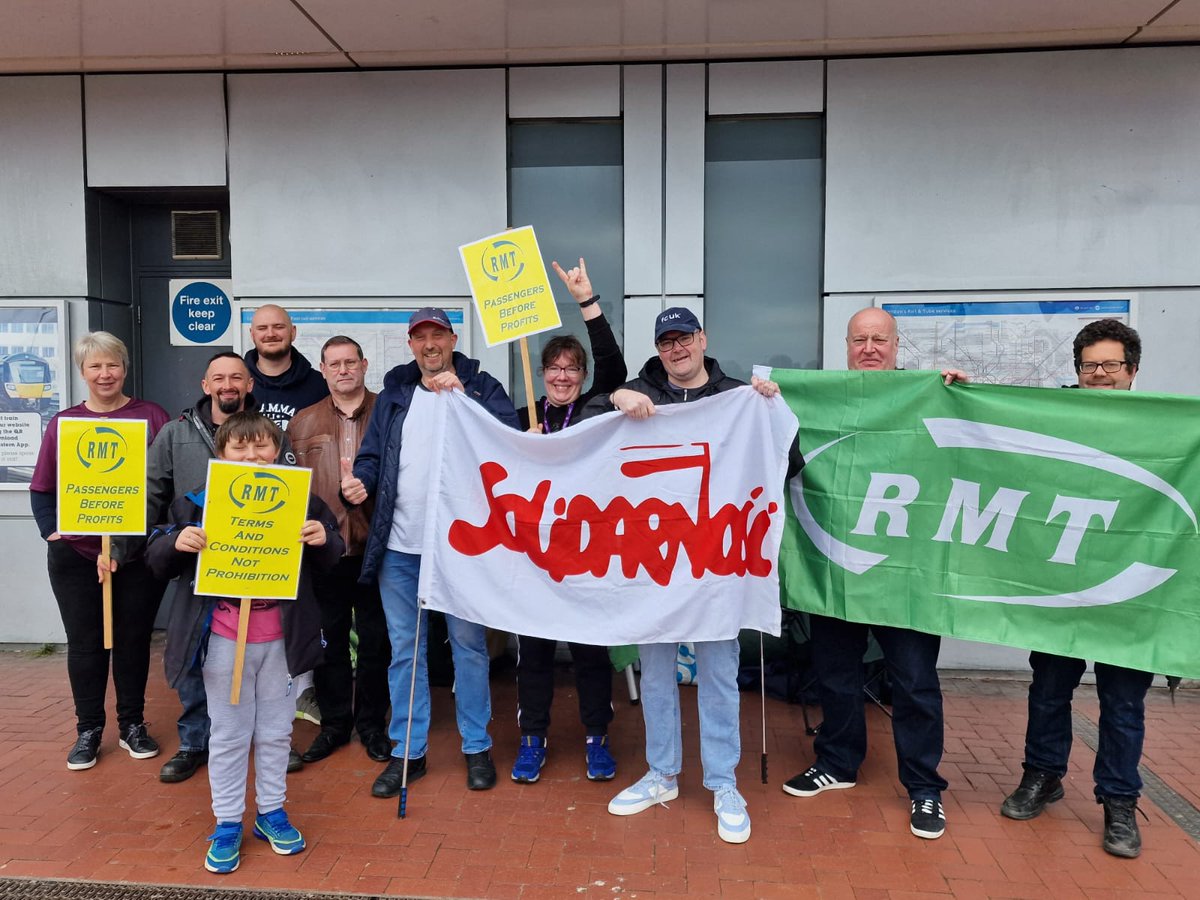 Tonbridge standing together <a href="/BDavies88/">Bev Davies</a> <a href="/Frosty6989/">James davies</a> <a href="/RMTunion/">RMT</a> @rmtmansouth <a href="/Bella74559212/">Bella Fashola</a>