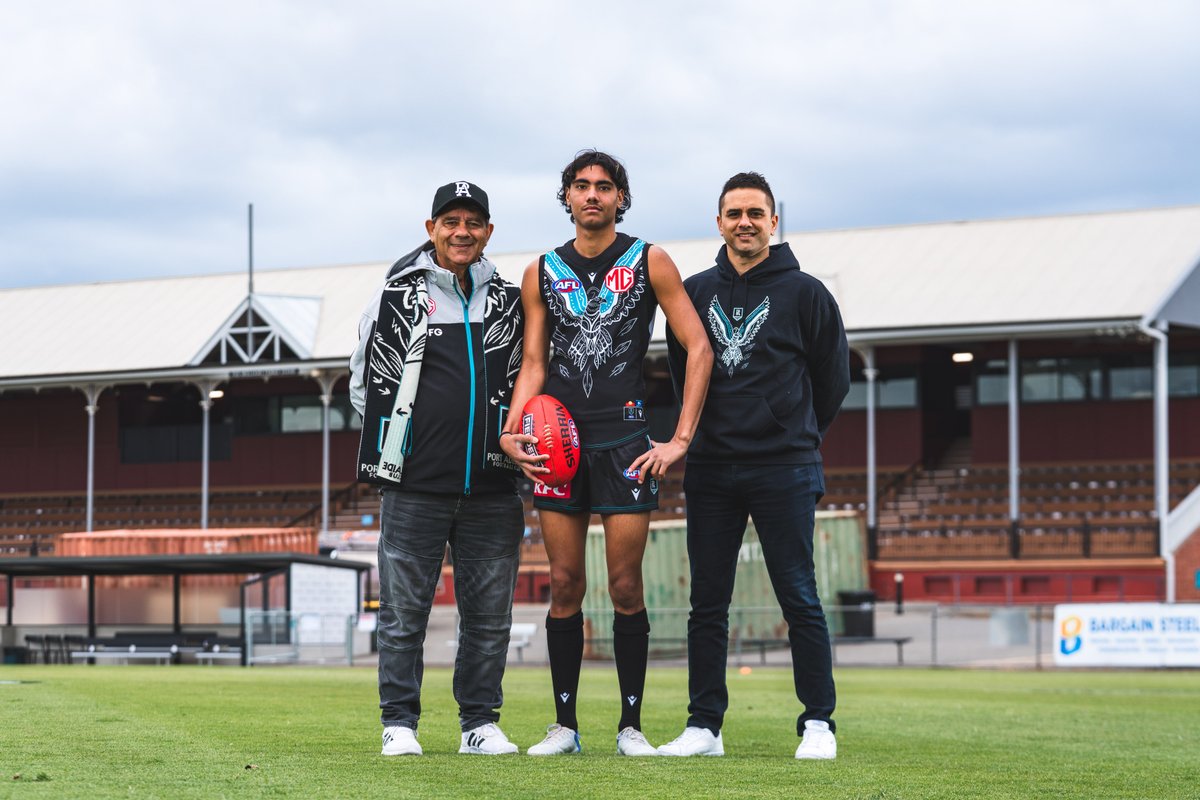 PAFC's tweet photo. Yeah this jumper is elite ❤️‍🔥😮‍💨 https://t.co/GVgBYpb88R