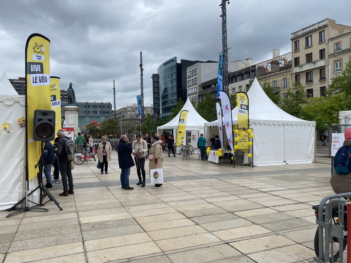 InspireClrmnt's tweet photo. Toute la journée, l’équipe #InspireClermont vous attend à la Fête du Tour : Faites du vélo, place de Jaude ! 🚲🚌

L’occasion de (re)découvrir le projet, de suivre les dernières actualités et de poser vos questions. 💬 https://t.co/roXxKa8uai