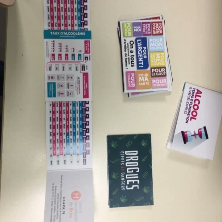 clguzerche's tweet photo. Jeudi 11 mai : intervention de la gendarmerie et d'un membre du Centre de toxicomanie de Brive auprès des élèves de 5e du collège. Réflexions autour des mots clés : drogue, addiction, loi, dépendance. https://t.co/UYn9UtM3na