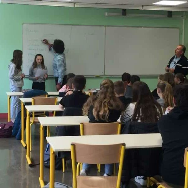 clguzerche's tweet photo. Jeudi 11 mai : intervention de la gendarmerie et d'un membre du Centre de toxicomanie de Brive auprès des élèves de 5e du collège. Réflexions autour des mots clés : drogue, addiction, loi, dépendance. https://t.co/UYn9UtM3na