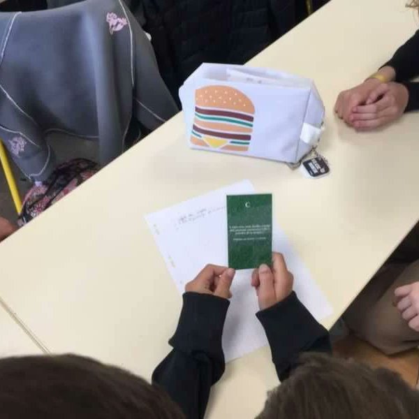 Jeudi 11 mai : intervention de la gendarmerie et d'un membre du Centre de toxicomanie de Brive auprès des élèves de 5e du collège. Réflexions autour des mots clés : drogue, addiction, loi, dépendance.