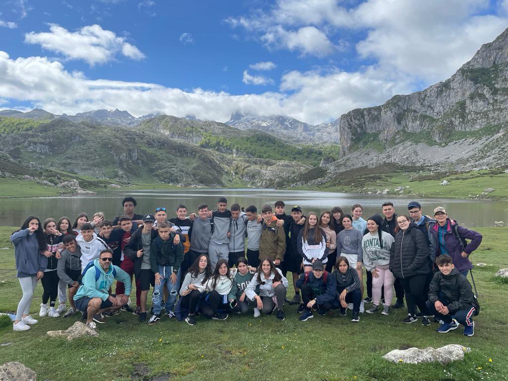 ColegioMSiurot's tweet photo. ➡️ #Viaje de #Estudios 🚌🎒

Nuestro #alumnado de 3º y 4º de #ESO ha disfrutado al máximo en su #viaje de #fin de #curso‼️

Una #experiencia llena de buenos momentos 🙌🏻 #visita a lugares increíbles🥰 y #actividades llenas de #aventuras👌🏼de la mano de @querkusviajes 

#SomosSiurot https://t.co/aKraUsvZp7