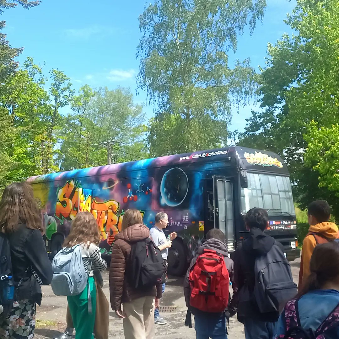 clguzerche's tweet photo. Le scientibus était au collège jeudi 11 mai pour réaliser de nombreuses expériences auprès des élèves de 4e, telles que : le détecteur de particules, la sphère de plasma, le ballon d'azote liquide, la fibre optique plastique.. https://t.co/k3gAYf7C6J