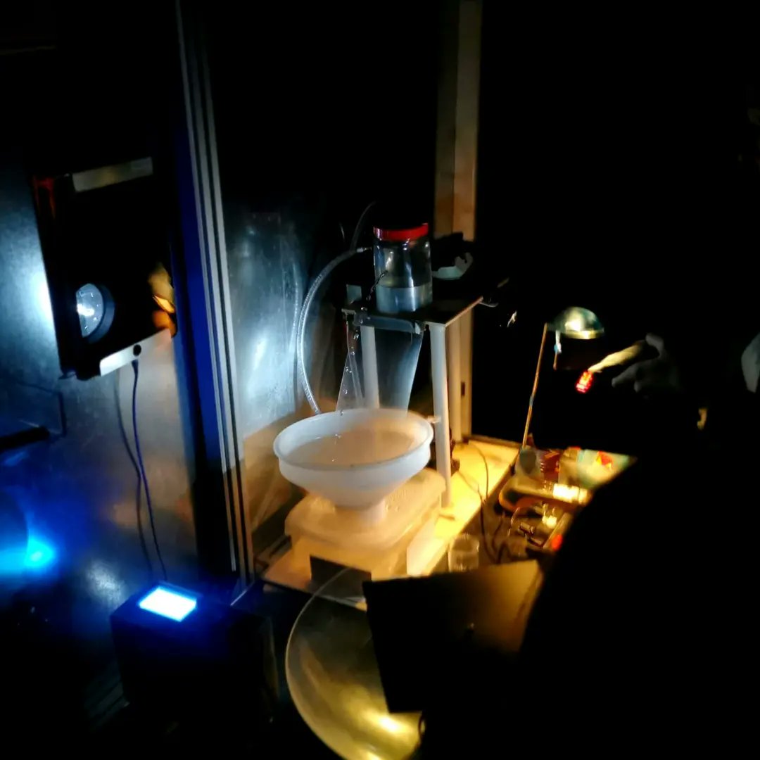 clguzerche's tweet photo. Le scientibus était au collège jeudi 11 mai pour réaliser de nombreuses expériences auprès des élèves de 4e, telles que : le détecteur de particules, la sphère de plasma, le ballon d'azote liquide, la fibre optique plastique.. https://t.co/k3gAYf7C6J