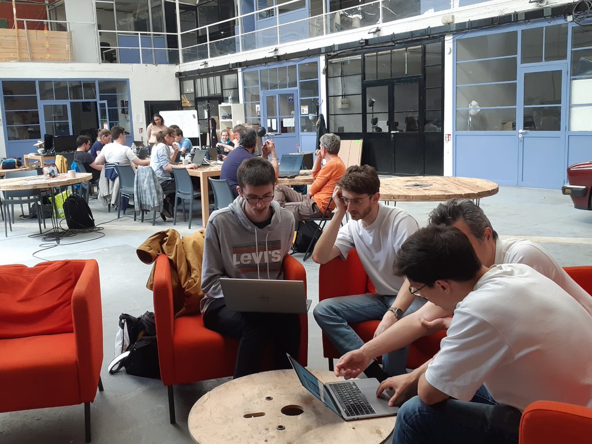 Début ce matin du 1er Hack Week-end <a href="/OSM_FR/">OpenStreetMap France</a> avec une vingtaine de participants. Grand merci à <a href="/mojifr/">Moji</a> pour son accueil !