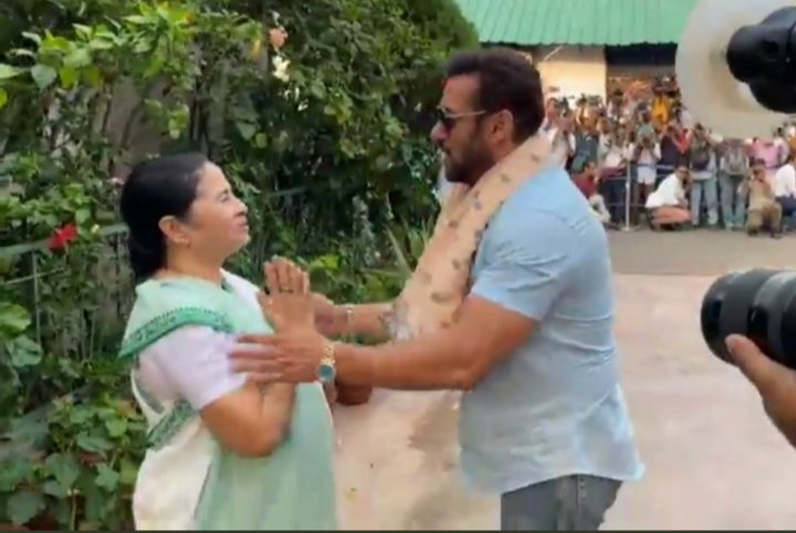 Being1947's tweet photo. Difference Between Megastar #SalmanKhan and Chindi Sarook

India's Biggest Megastar SALMAN 💥 https://t.co/bWewUJZKKt