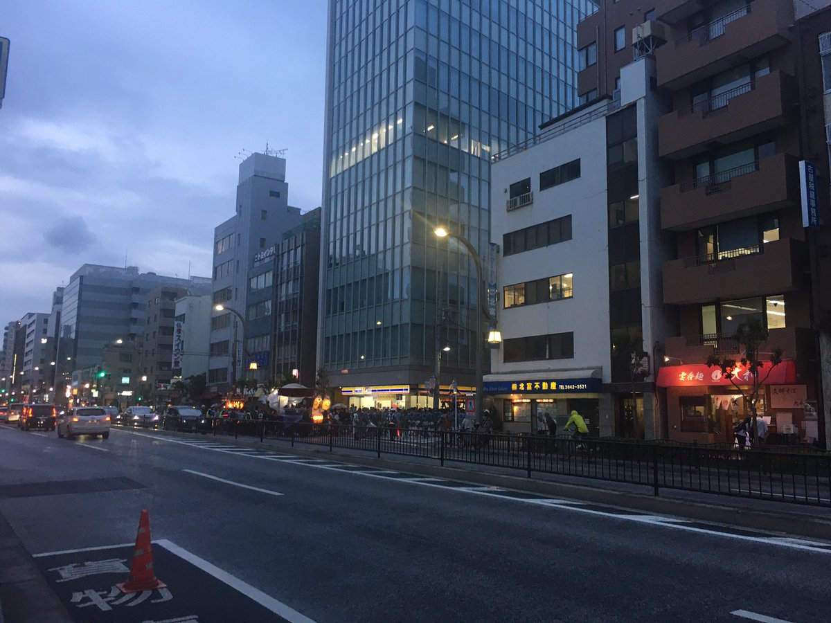 浅草の近くでお祭りやってた🪅 https://t.co/roRH5UwtQ9