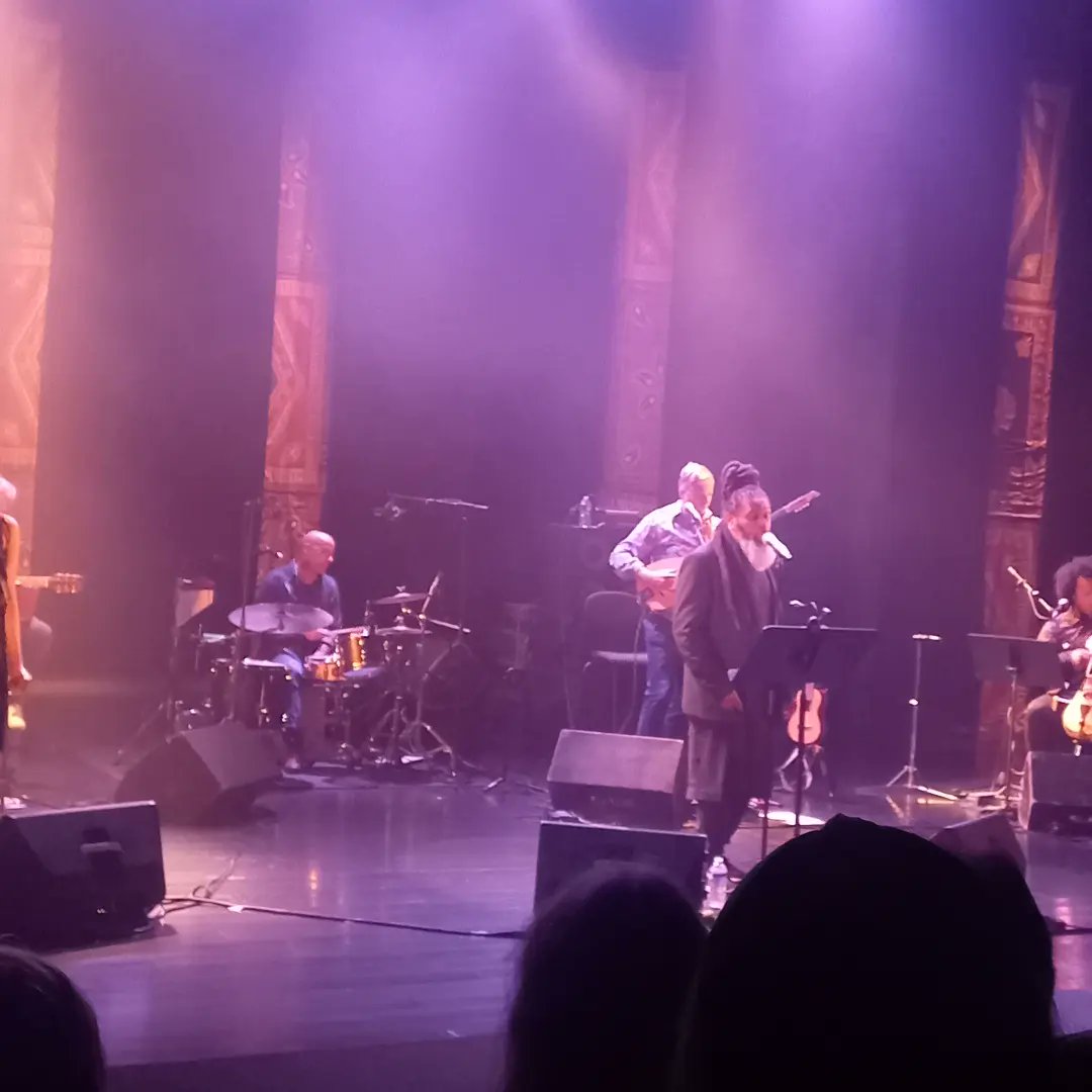 clguzerche's tweet photo. Projet de découverte des métiers du spectacle pour les 4eA. Jeudi rencontre avec la scenographe Margot Clavières et Gwénola Bastide, organisatrice de spectacle. Jeudi soir, les élèves ont assisté au concert du groupe Mwesi WaQ, le blues des sourds muets, à l'auditorium d'Uzerche. https://t.co/XVzewedABR