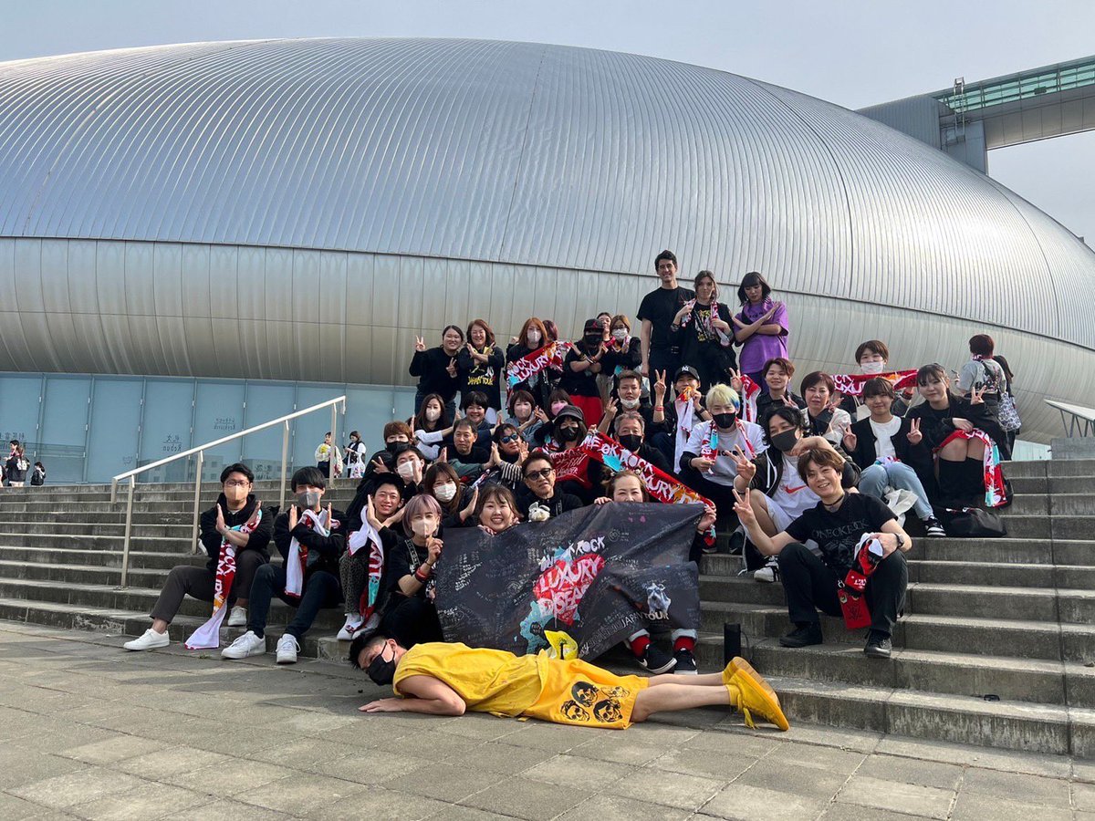 ayaKTMBK's tweet photo. 横断幕は、Toruさんが降りてきて直接手渡しできました😭😭
ありがとうございました😭
#ONEOKROCK
#ワンオク横断幕
#ワンオク集合写真 https://t.co/uZd5Ob5AuI