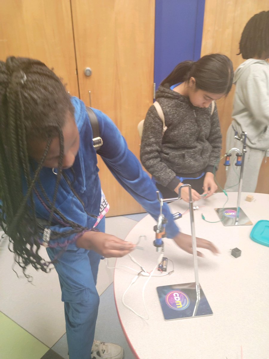 PGE_HCS's tweet photo. STEM in Motion during @PGE_HCS 5th graders trip to the Creative Discovery Museum and Rock City in Chattanooga, TN today😊🙌🏽#GaSTEM #STEMeducation #STEMcertifiedschool https://t.co/8gGNKh9RdJ