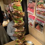 これはどうやって食べるのが正解？一人では到底食べられない、まるで高層ビルな超デカ盛りハンバーガー。