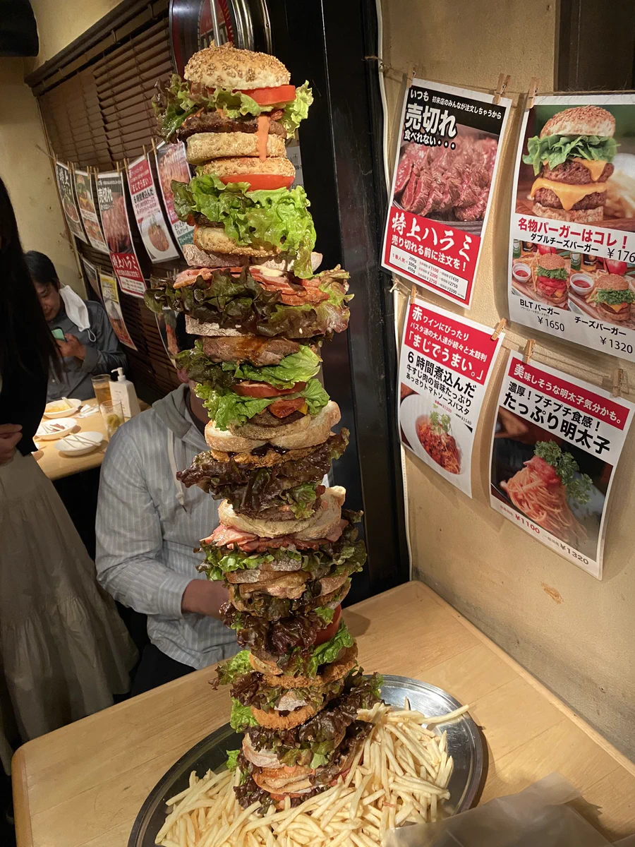 これはどうやって食べるのが正解？一人では到底食べられない、まるで高層ビルな超デカ盛りハンバーガー。