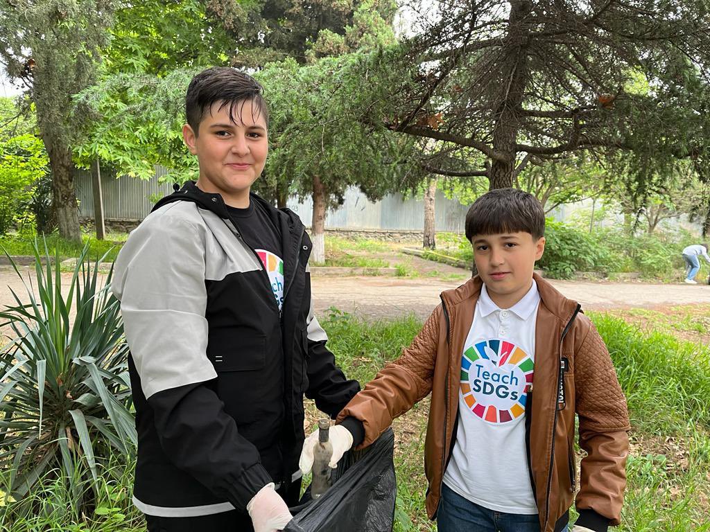 KonulIsgandarli's tweet photo. My wonderful team of #TeChSDGs students cleaning the area from litter with the help of my #StudentAmbassadors @LeylaQemberova1 and @Am1naKk 😍
#savetheplanet https://t.co/PJ0qEZoC2M