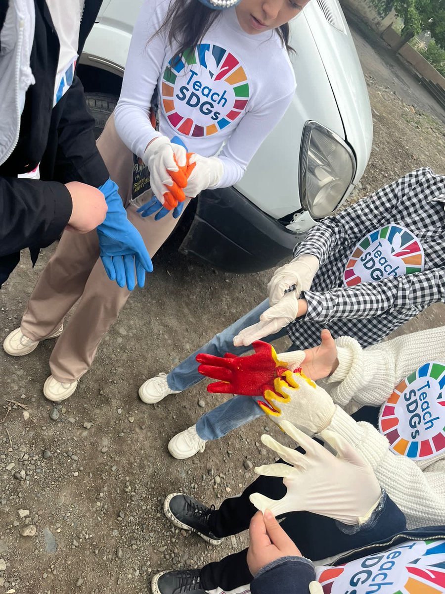 KonulIsgandarli's tweet photo. My wonderful team of #TeChSDGs students cleaning the area from litter with the help of my #StudentAmbassadors @LeylaQemberova1 and @Am1naKk 😍
#savetheplanet https://t.co/PJ0qEZoC2M