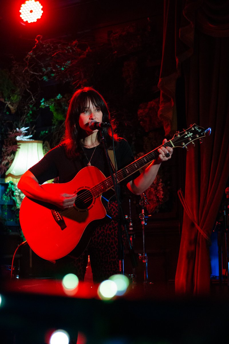 The talented @msjuanitastein on stage at the @folklorerooms yesterday!