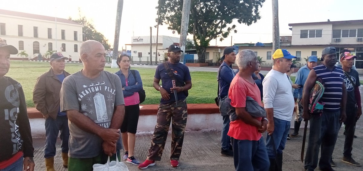 Espirituanos a trabajo voluntario en San Andrés y el organopònico El Gigante. #SanctiSpíritusEnMarcha.<a href="/AidaDiazFernnd1/">Aida Diaz Fernández</a> <a href="/chinea_diaz/">Yadira Diaz Chinea</a> <a href="/DeivyPrezMartn1/">Deivy Pérez Martín</a> <a href="/FrankOsbel/">Frank Cañizares Rodríguez</a> <a href="/MunicipalPp/">Asamblea Municipal PP Sancti Spiritus</a> <a href="/NolbertoGR1968/">Nolberto Gonzalez Rodríguez</a> <a href="/RomelBeltrnPre2/">Romel Beltrán Pérez</a> <a href="/TeresitaRomeroR/">Teresita Romero Rodríguez</a>