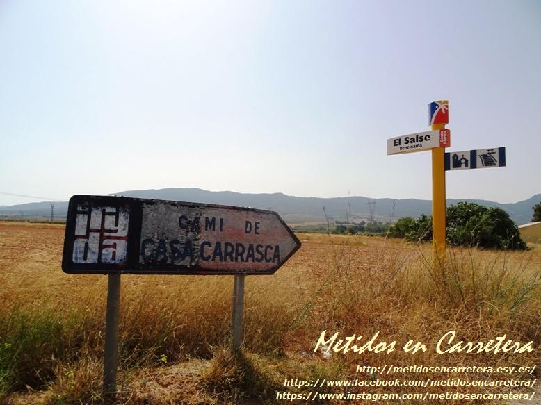 MetEnCarretera's tweet photo. Cartel flecha, que todavía se conserva en un #camino rural de #Beneixama (#Alicante), del antiguo Instituto Nacional de Reforma y Desarrollo Agrario (#IRYDA), constituido en 1971 para la mejora del medio rural y su transformación económica y social https://t.co/LQO8MWlZiA