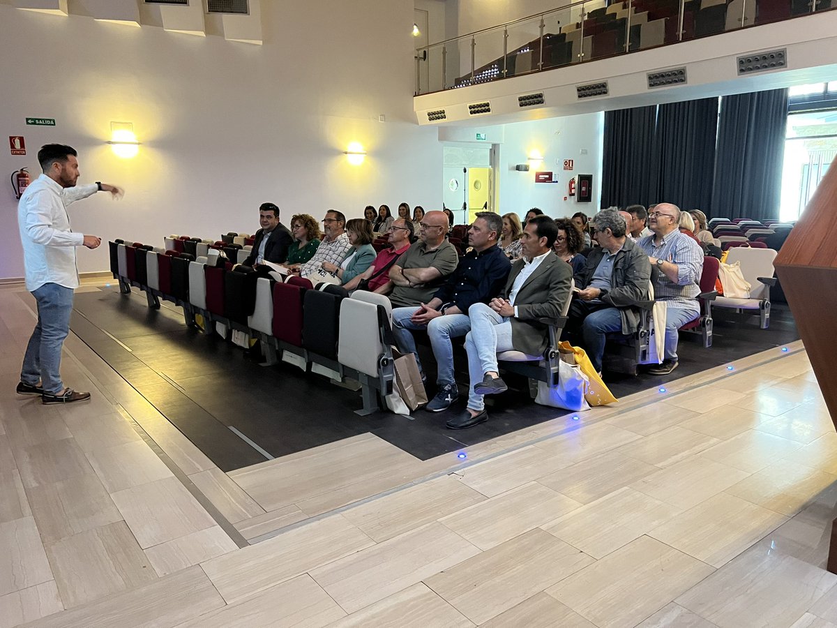 Visita del Delegado de Educación de Jaén D. Francisco José Solano @Fjsolano76 a las I Jornadas educativas de @DiresAndalucia en Linares (Jaén), para interesarse sobre el desarrollo de las mismas