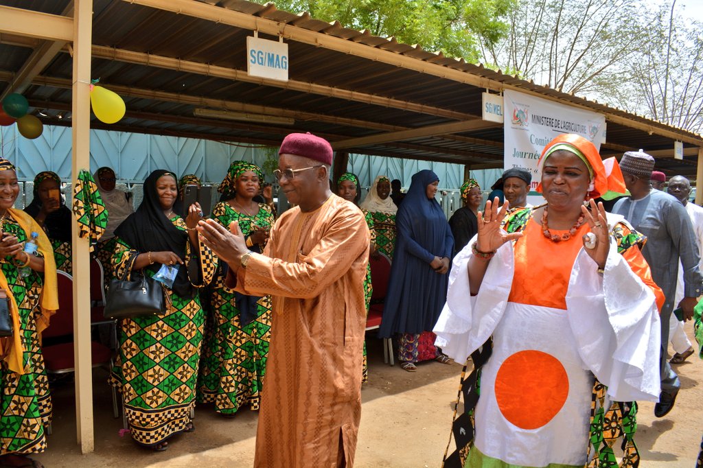 MagNiger's tweet photo. Arrivée du Ministre de l´Agriculture à  la cérémonie  commémorative  de la journée  nationale de la femme  nigérienne organisée  par le comité  des femmes du Ministère. https://t.co/O00U1U5UVA