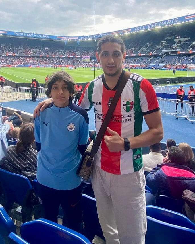 La seguridad del PSG expulsó del Parque de los Príncipes a un hincha por llevar una camiseta del Club Deportivo Palestino . El club chileno ha pedido explicaciones. #TodoUnPueblo 🇵🇸