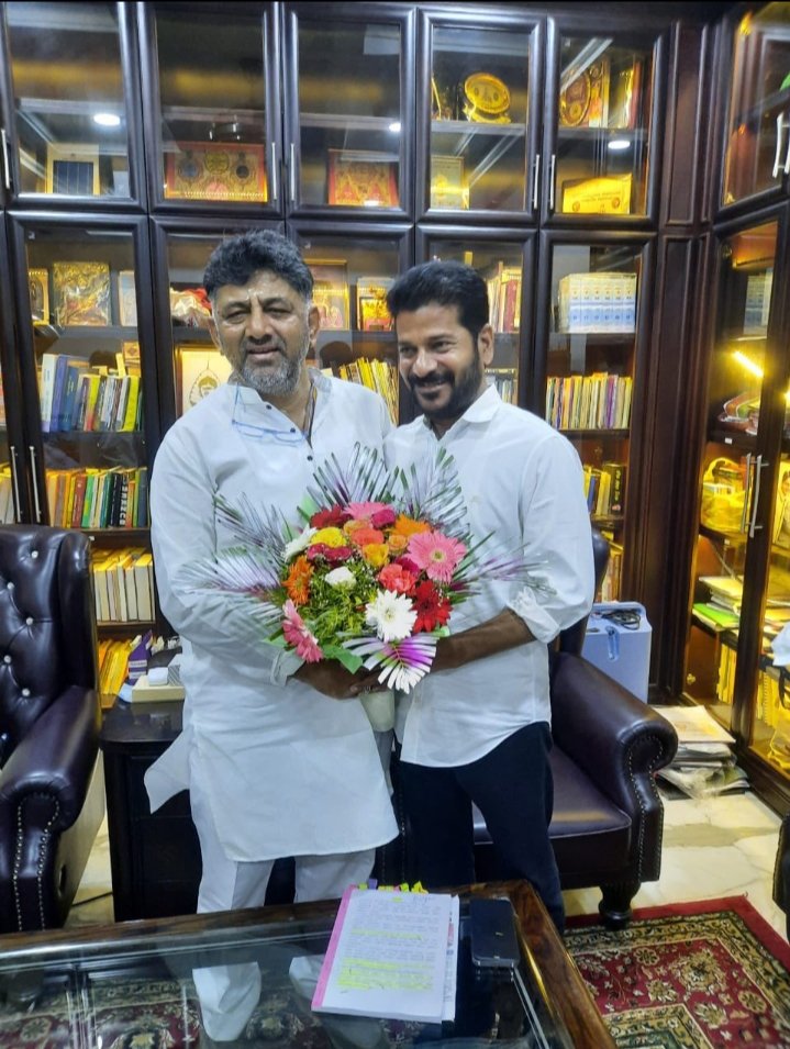 LutyensMediaIN's tweet photo. रेवंत रेड्डी ने डीके शिवकुमार को फोन करके कर्नाटक विधानभा चुनाव जीतने की बधाई दी!!
@revanth_anumula 
#KarnatakaElectionResults2023 https://t.co/LDkx2OxJfV