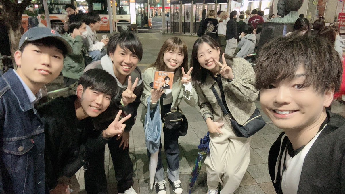 4nen2kumi's tweet photo. なんと！！
7年前？に共栄大学で歌わせてもらった時に実行委員で手伝ってくれた当時の学生方々がたまたま通りかかって話しかけてくれアルバムを受け取ってくれました！！
こんな再会は嬉しすぎる！！！

武道館一緒に行こうね*\(^o^)/*

#4年2組 https://t.co/aTbgHMYtuB