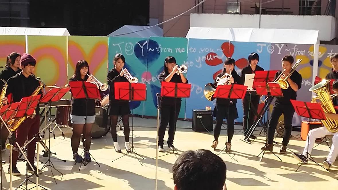 4nen2kumi's tweet photo. なんと！！
7年前？に共栄大学で歌わせてもらった時に実行委員で手伝ってくれた当時の学生方々がたまたま通りかかって話しかけてくれアルバムを受け取ってくれました！！
こんな再会は嬉しすぎる！！！

武道館一緒に行こうね*\(^o^)/*

#4年2組 https://t.co/aTbgHMYtuB